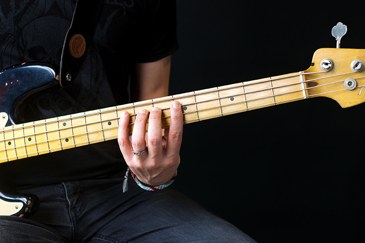 Image of bassist's hand with the fingers on frets 5, 6, 7 and 8