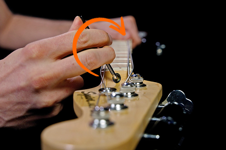 Picture showing how to tighten the trussrod