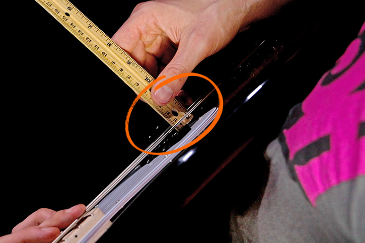 Picture showing how to measure a distance with a ruler