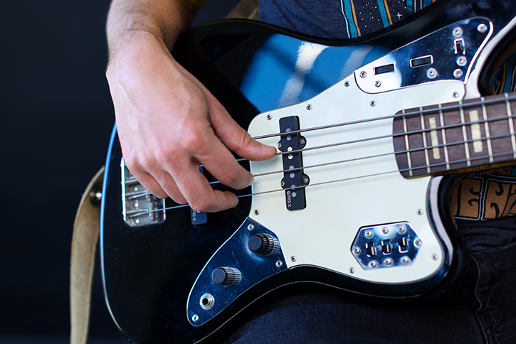 Picture showing how to pluck on a bass guitar